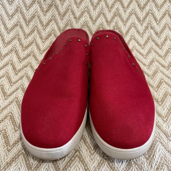 Koolaburra by UGG Darcee Slip On womens size 11 Red White Bronze tone studs EUC - Picture 2 of 10